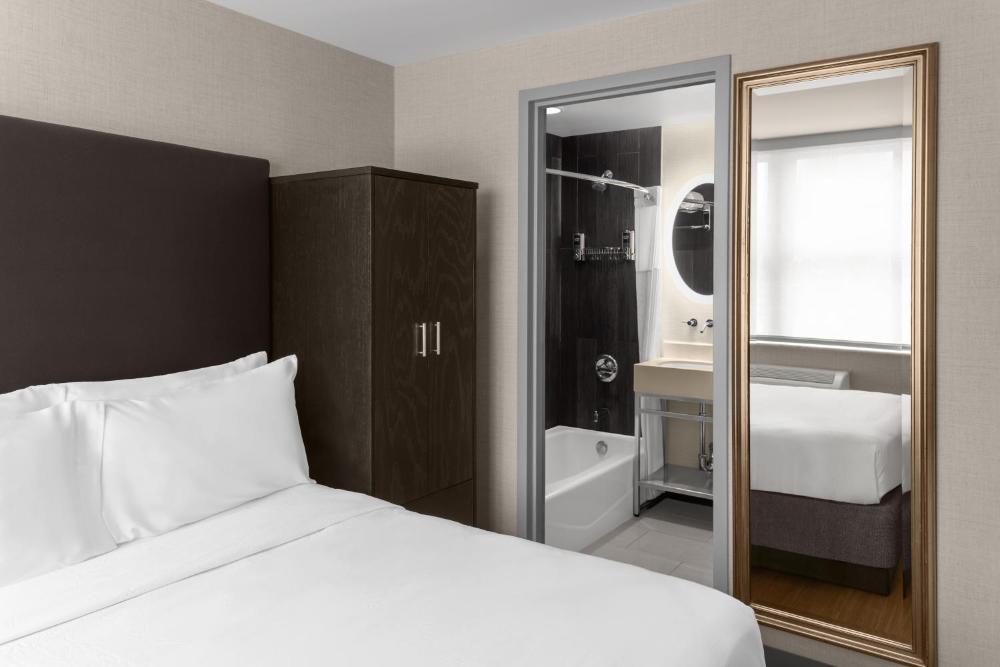 Standard Queen Room interior